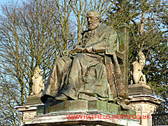 statue of the 3rd Marquess of Salisbury outside Hatfield House
