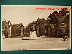 Postcard of the Marquess of Salisbury statue in front of the gates of Hatfield House